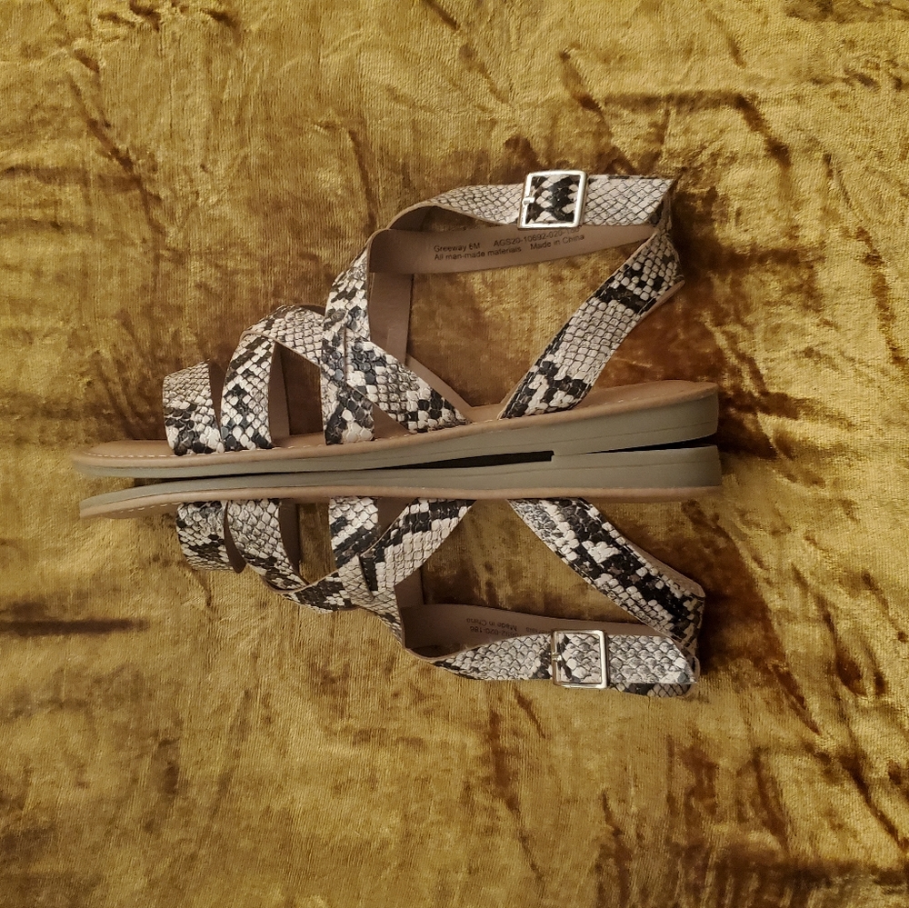 New Directions® Greeway Sandals - Picture 14 of 14